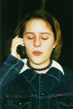 0629_Rhea_am_Telefon.jpg