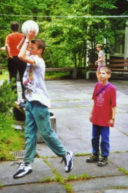 1401_Ball_ueber_die_Schnur.jpg