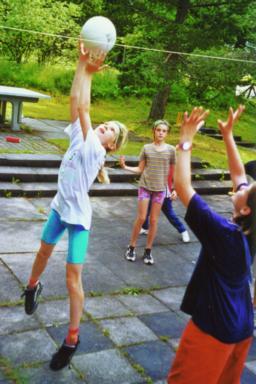 1403_Ball_ueber_die_Schnur.jpg