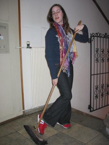 021010_Rhea_Haeni_am_Putzen.jpg