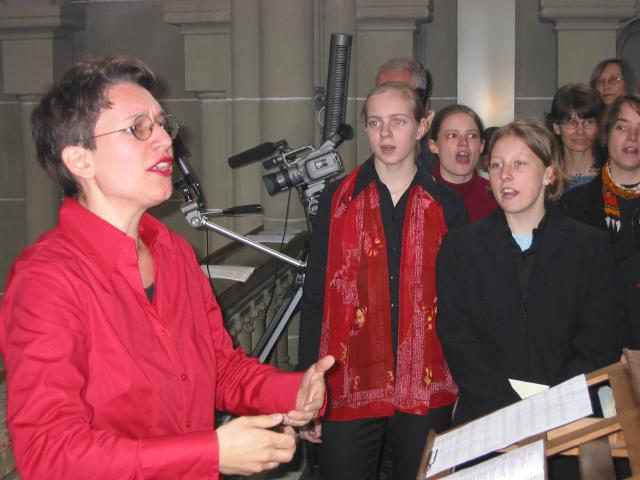 021994_Dirigentin_und_Chor.jpg