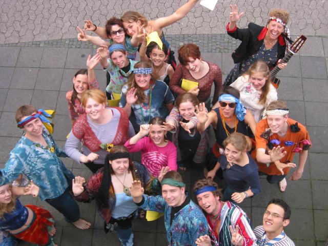 023631_ChorInHippiekleidern.jpg