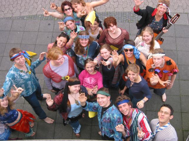 023632_ChorInHippiekleidern.jpg