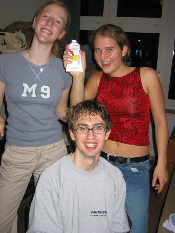 025045_Oli_mit_Friseusen.jpg