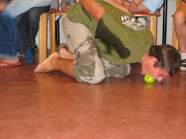 033077_ApfelOhneHaendeEssen.jpg