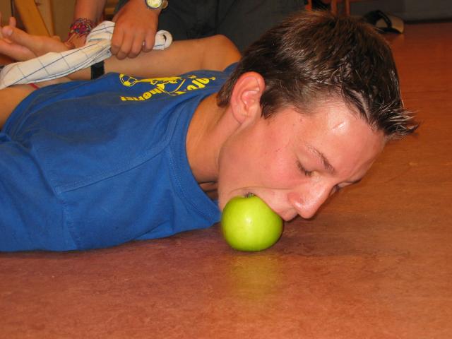 033078_ApfelOhneHaendeEssen.jpg