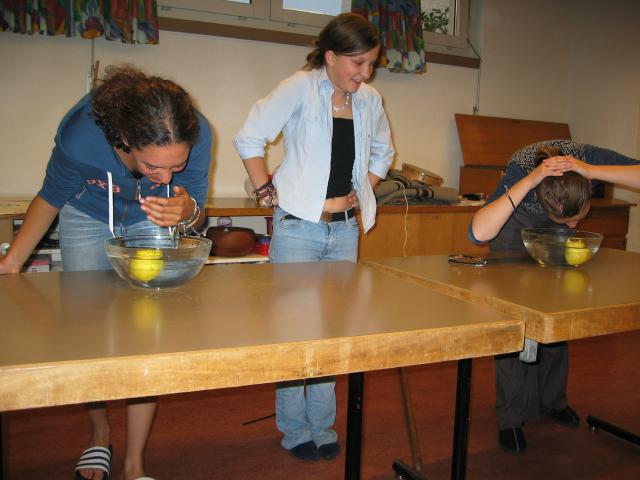 033358_ApfelOhneHaendeEssen.jpg