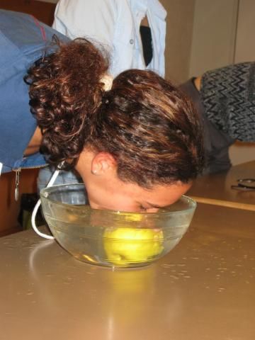 033361_ApfelOhneHaendeEssen.jpg