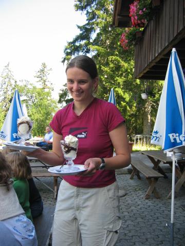 033471_Esther_am_Servieren.jpg