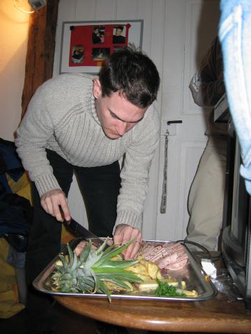 040051_Adrian_am_Buffet.jpg