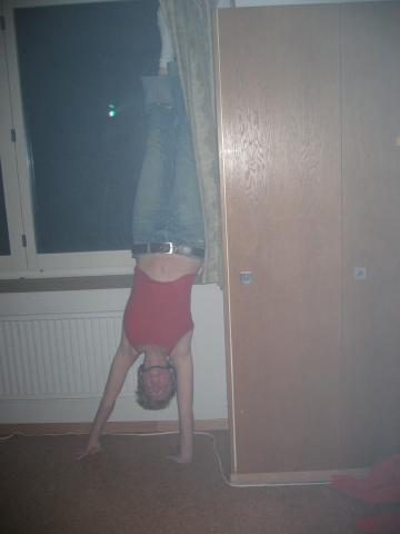 041829_Lena_Schneider_Handstand.jpg