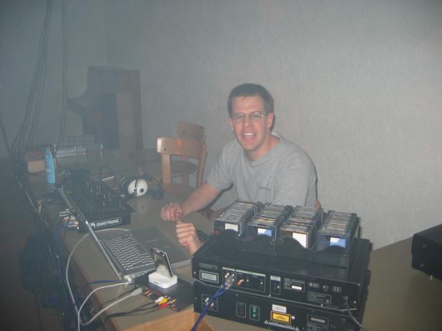 041859_DJ_iPod.jpg