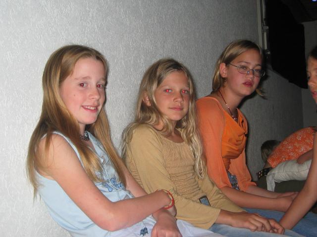 043358_Priska_Sarah_Sabrina.jpg