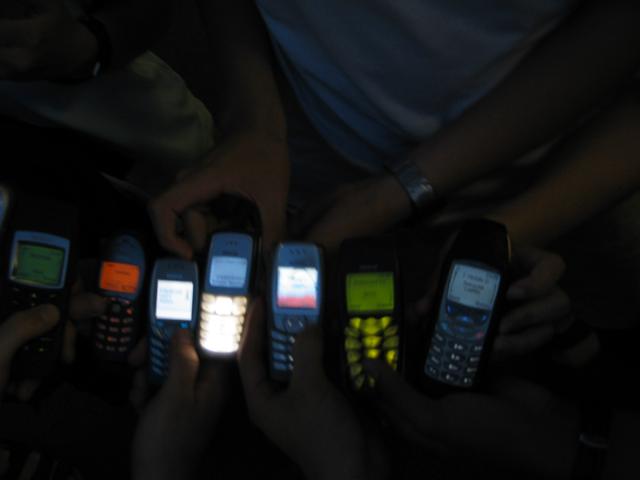 044195_Handys_by_night.jpg