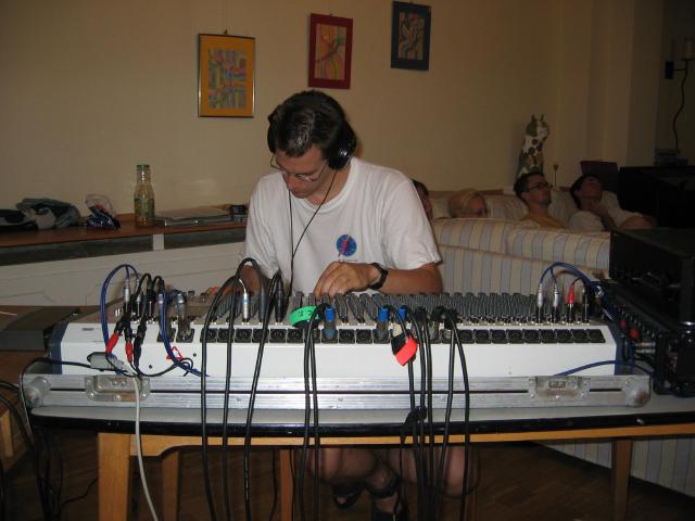 044633_Daniel_beim_Abmischen.jpg
