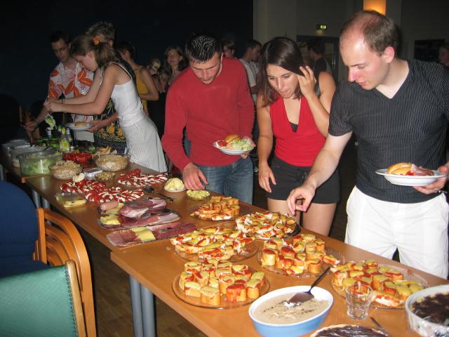 044950_Buffet_ist_eroeffnet.jpg