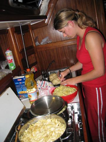 045698_Corinne_am_Kochen.jpg