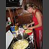 045698_Corinne_am_Kochen.jpg