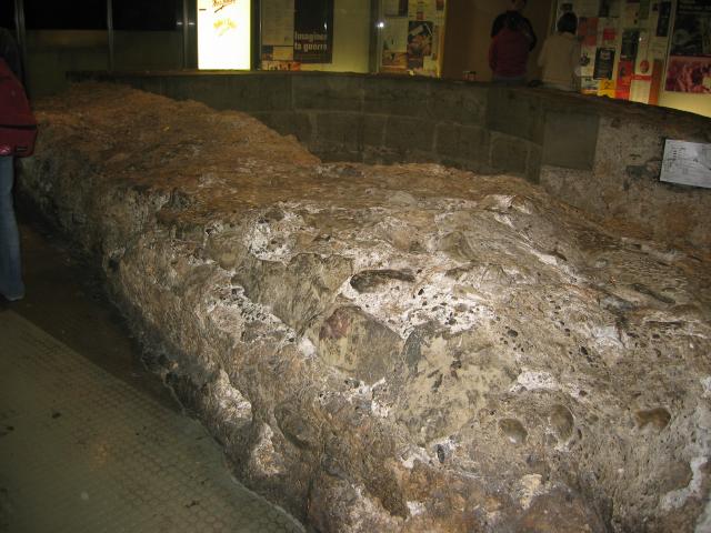 047837_ausgegrabener_Brunnen.jpg