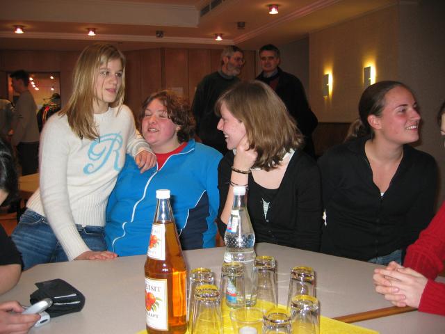048490_Gemuetliche_Tischrunde.jpg