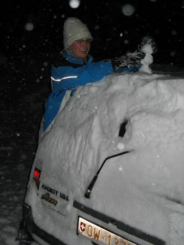 049240_Schneemann_auf_Auto.jpg