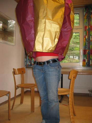 051308_Isabelle_beim_Ausbessern.jpg