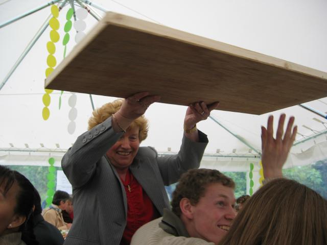 051694_Essen_kommt_von_oben.jpg