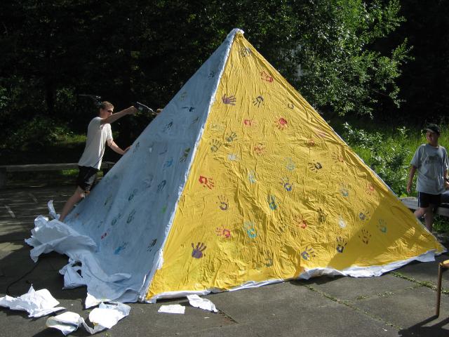 053512_Pyramide_nimmt_Form_an.jpg