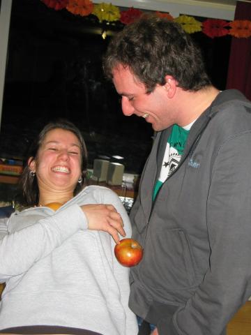 055294_Apfel_uebergeben.jpg