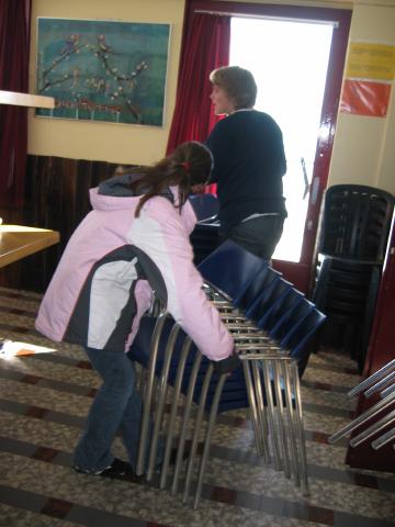 055576_Stuehle_tragen.jpg