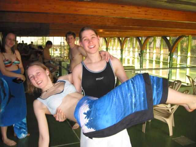 031202_CorinneTraegtAndrea.jpg