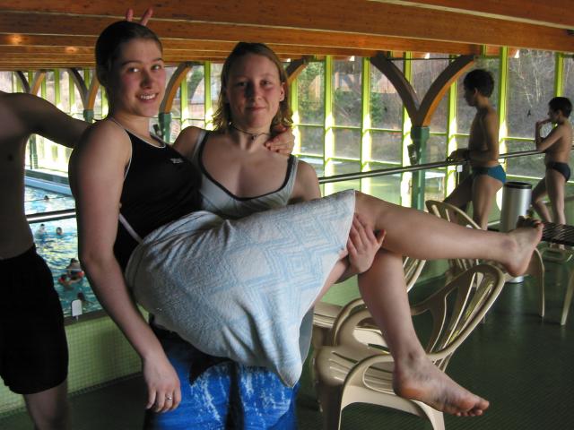 031203_AndreaTraegtCorinne.jpg