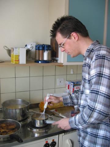 031242_Daniel_beim_Kochen.jpg