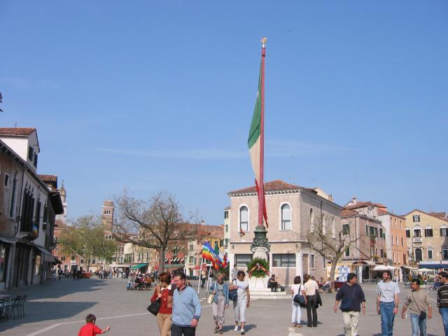 031332_wenigerBelebterPlatz.jpg