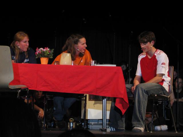 050920_Pascal_im_Gespraech_mit_den_Adoniagaesten.jpg