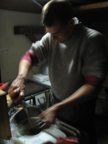 090384_Dani_beim_Abwaschen.jpg