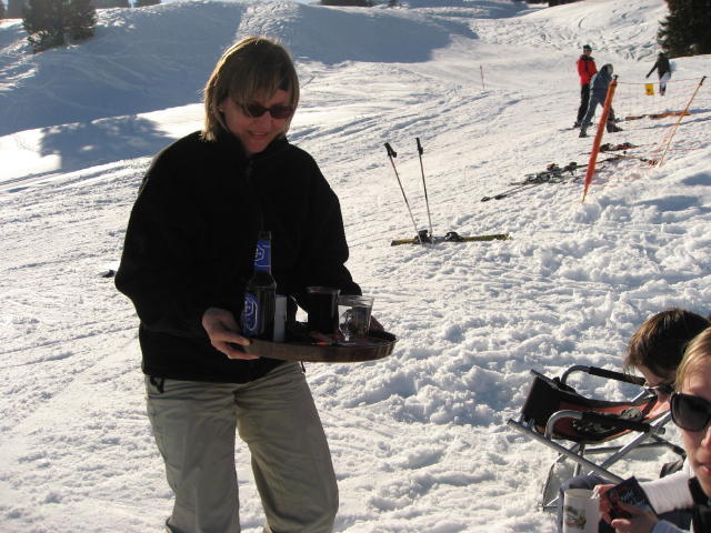 090696_Karin_serviert.jpg