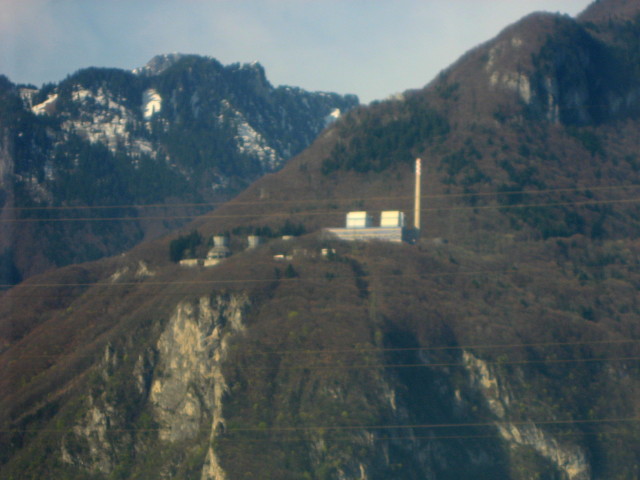 091477_Fabrik_im_Gebirge.jpg