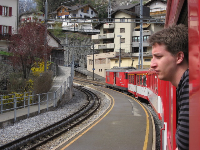 091504_auf_Gegenzug_warten_in_Stalden.jpg
