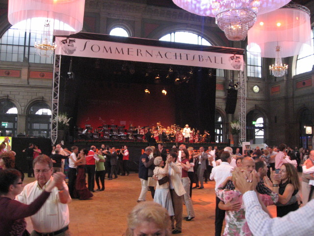 093165_Die_Tanzflaeche_fuellt_sich.jpg
